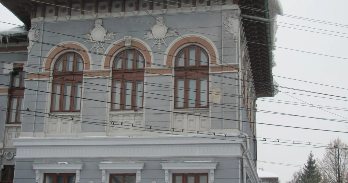 Bucăţi mari de zăpadă îngheţată stau să pice de pe acoperişul Colegiului „Mihai Viteazul“