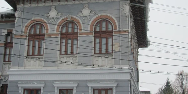 Bucăţi mari de zăpadă îngheţată stau să pice de pe acoperişul Colegiului „Mihai Viteazul“
