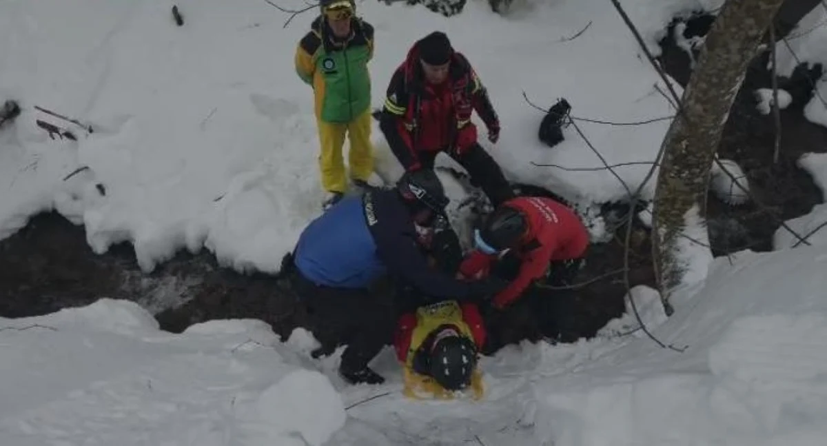 Schior rănit în staţiunea Predeal, după ce a ajuns de pe pârtie într-un pârâu