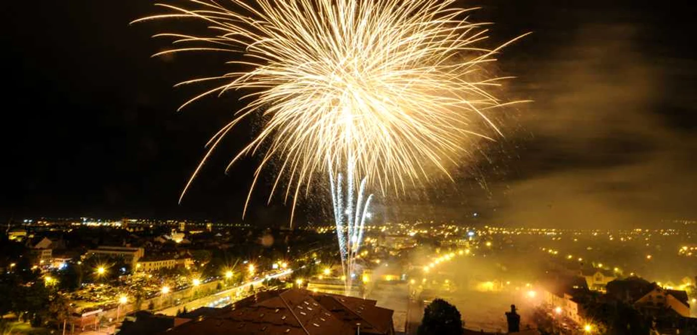 Artificiile au luminat cerul, în miez de noapte, în ultima zi a Festivalului de Teatru de la Sibiu  FOTOGRAFII: Cristian Cojocaru