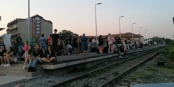 tineri asteptand trenul pe peron la costinesti    foto alina mitran (1) jpeg