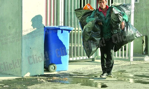 Acesta este doar  unul dintre  containerele  cu gunoi strâns după meci jpeg