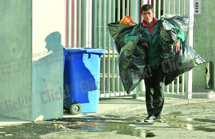 Acesta este doar  unul dintre  containerele  cu gunoi strâns după meci