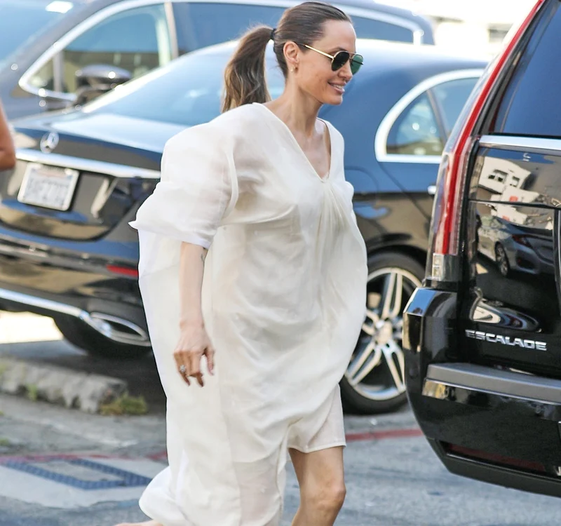 
    Angelina purta  o rochie largă prin  care i se zărea  trupul slăbănogFoto: Profimedia  