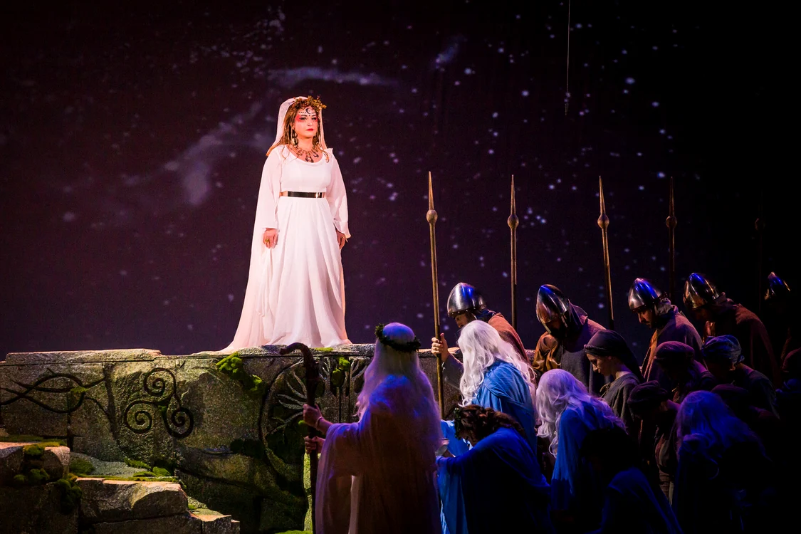 Elena Moșuc în opera „Norma” pe scena Operei Naționale București