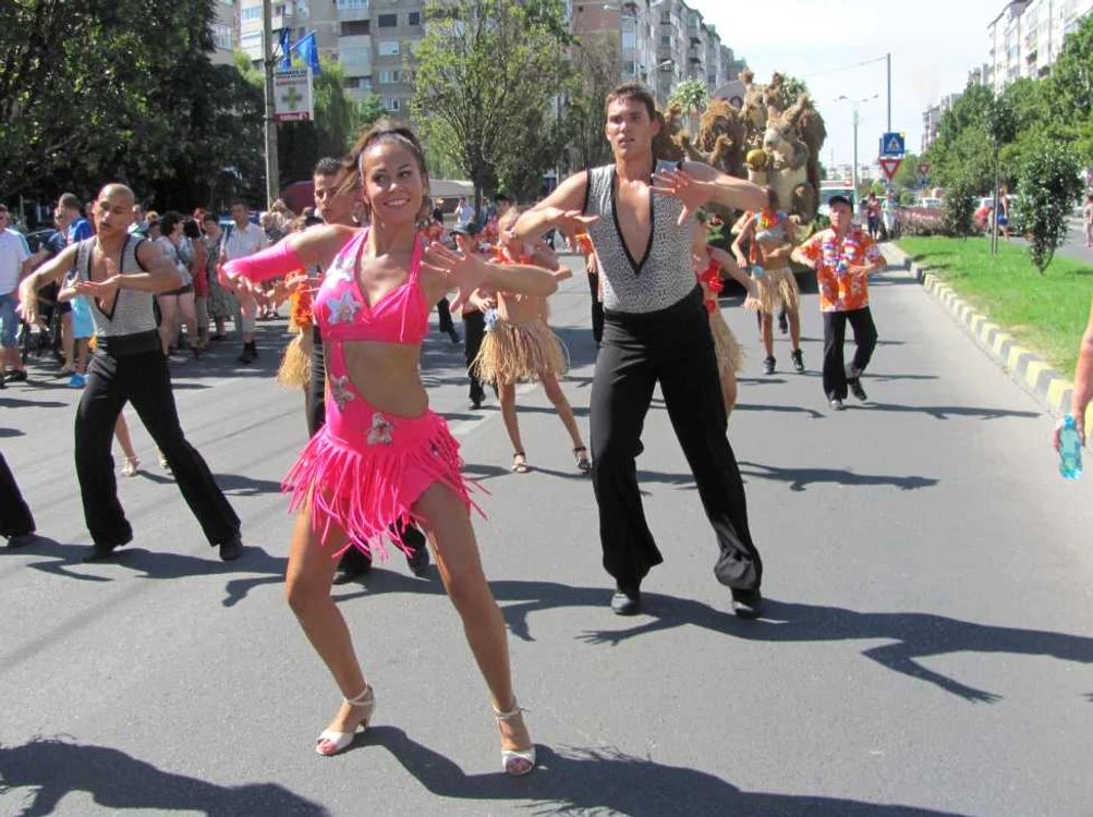Carele alegorice au defilat pe străzile Oradei