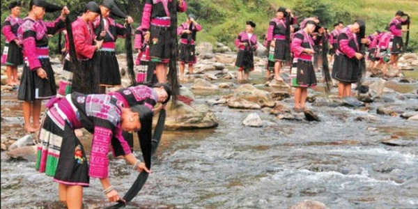 Femeile din Huangluo se tund o singură dată în viață, la 16 ani FOTO: NEWS.CN