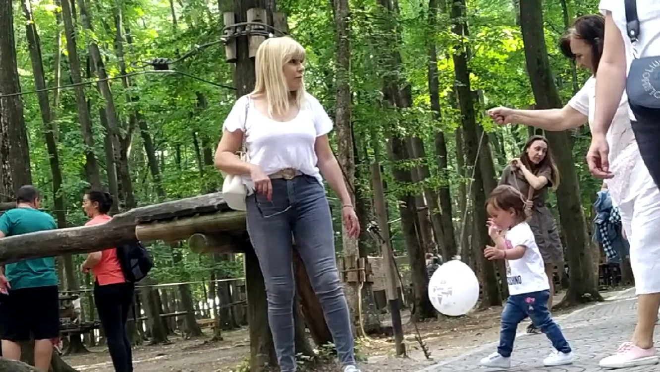 Bunica și nepoata s-au jucat în permanență cu balonul