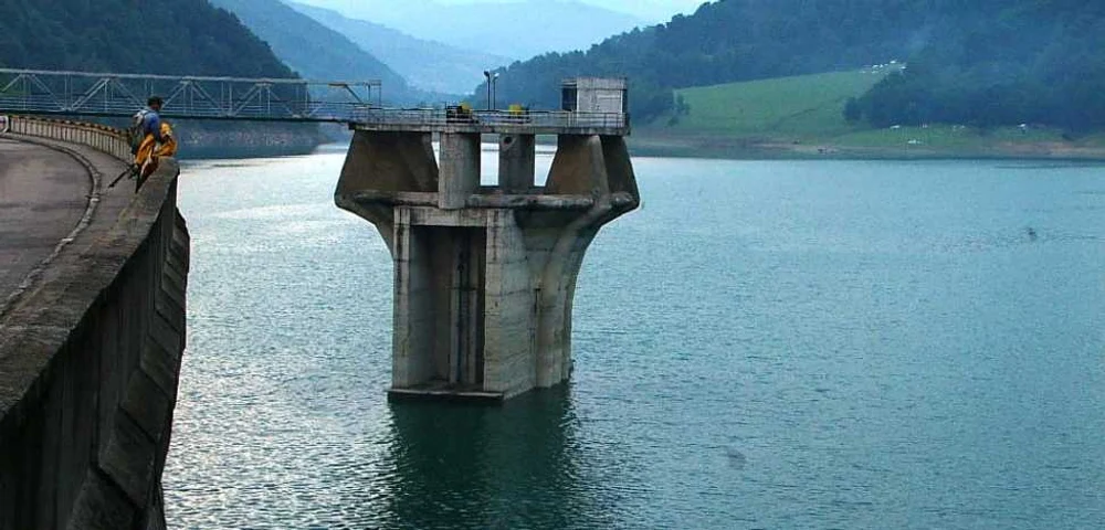 Începe umplerea instalațiilor pentru furnizarea apei în localităţile afectate din Prahova și Dâmbovița. Apa poate fi folosită doar pentru igienizarea toaletelor