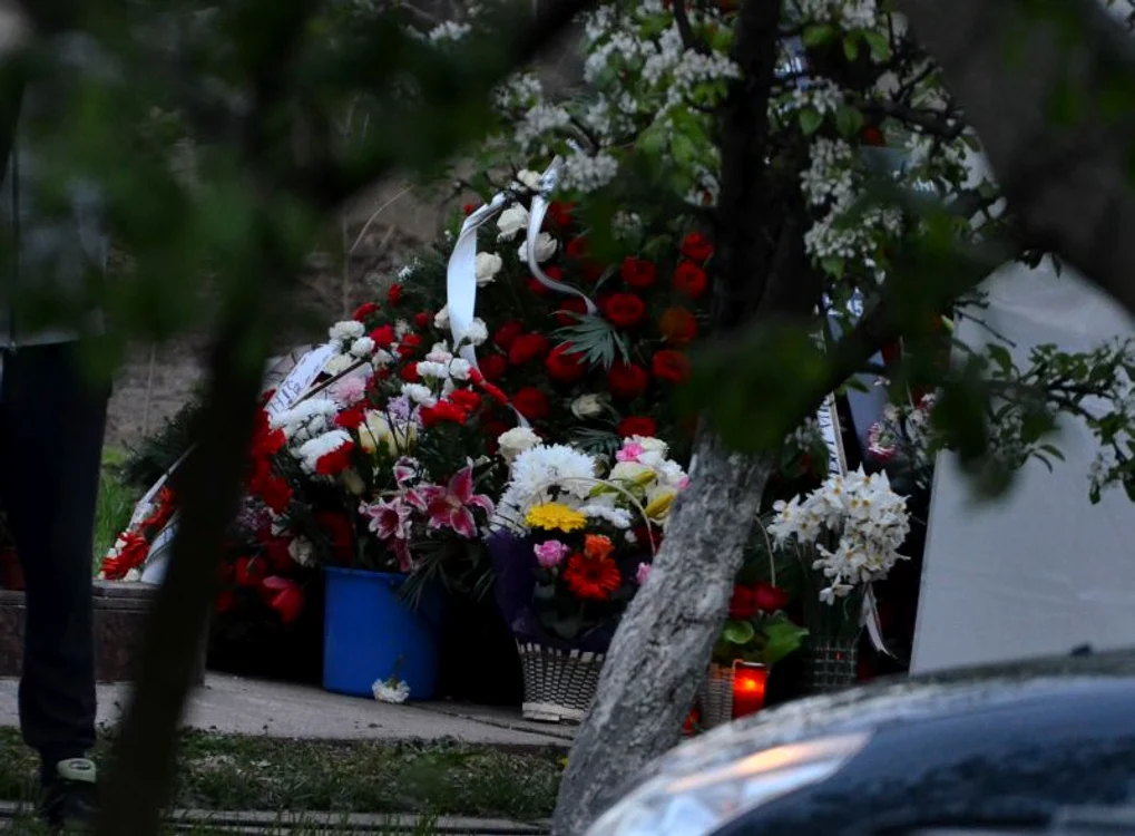 
    Mormântul Marioarei Zăvoranu a fost acoperit de zeci de coroane de flori  foto: Alex Muscaliu  