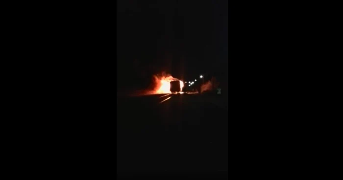 Tren în flăcări în zona Neptun FOTO Captura Youtube