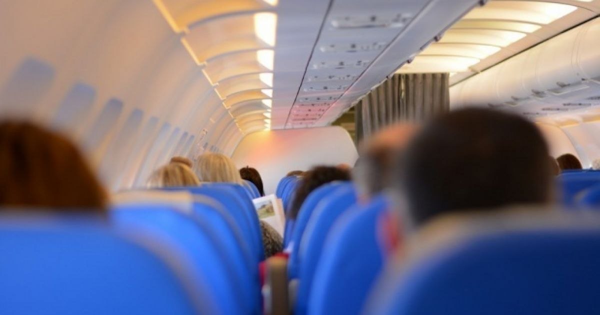 O tânără de 19 ani a fost agresată sexual în timpul unui zbor pe ruta Amsterdam – Otopeni în timp de ațipise. Suspectul a fost reţinut de autorităţile române