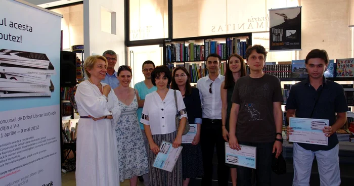 
		    
		    Câștigătorii ediției a V-a a Concursului de Debut Literar, alături de juriu și de organizatori FOTO: Asociația Catalist 				
