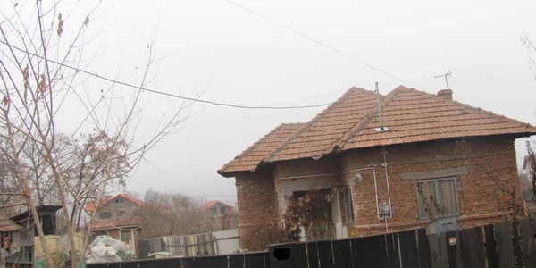 Casa unde cele doua fetite au fost violate de tatal lor