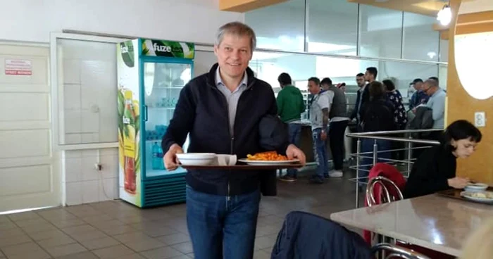 Dacian Cioloş a luat masa la cantina Universităţii