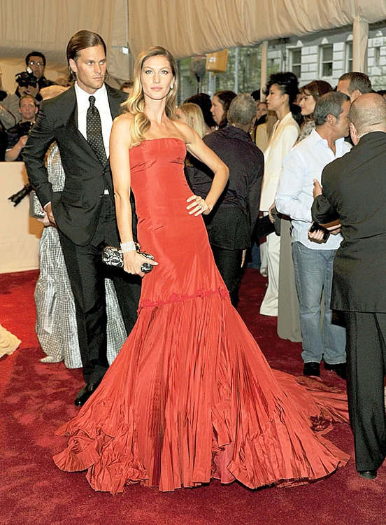 
     Gisele Bündchen (34 de ani)  şi Tom Brady (37 de ani)  sunt căsătoriţi din 2009  