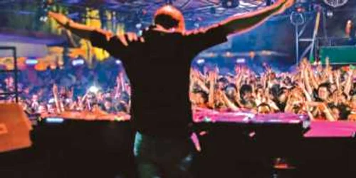 Cluburile şi petrecerile sunt ale adolescenţilor