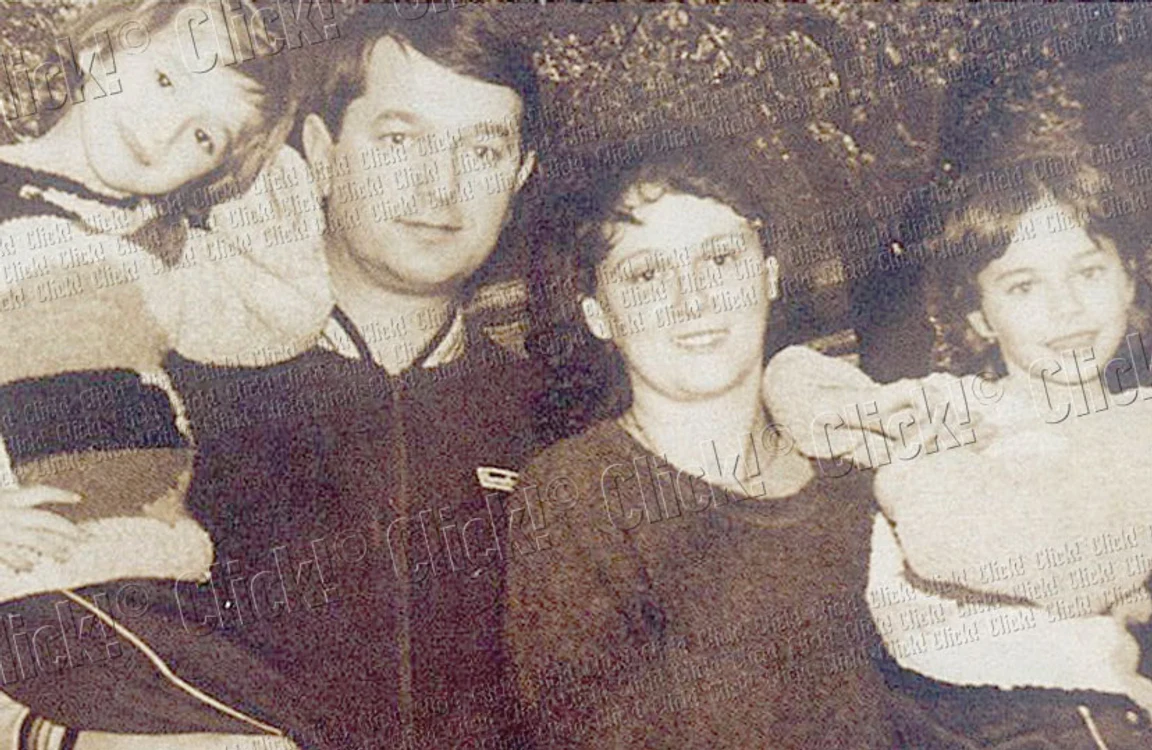 Laura (în stânga), alături de surioara  mai mică, Alina, şi de părinţii lor,  Ligia Delia şi Marius Octavian