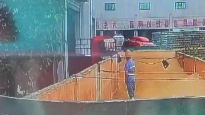 Un muncitor chinez a fost filmat în timp ce urinează într-un rezervor de bere