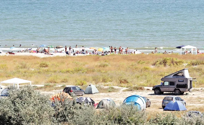 Mulți români vin an de an pe plajele neamenajate de la Vadu și Corbu