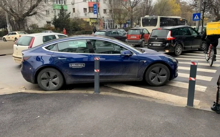 Maşina Tesla deţinută de George Buhnici, pe zebră în Bucureşti FOTO Facebook/ Ai parcat ca un bou