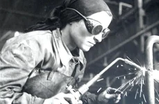Femeia comunistă: Mamă eroină, muncitoare, activistă jpeg