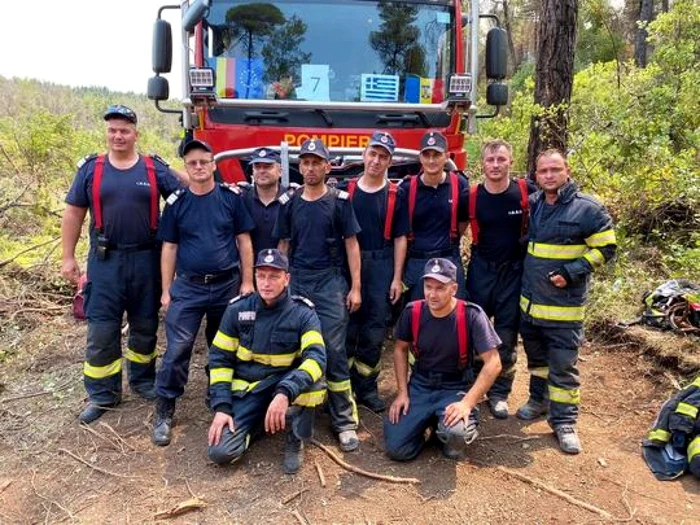 Din Buzău au plecat în Grecia 10 pompieri pentru a sprijini autorităţile elene să stingă incendiile de vegetaţie. Foto: ISU Buzău