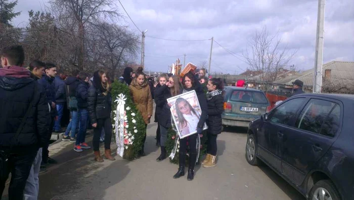 Colegii Dianei au purtat tablouri cu imaginea adolescentei ucise FOTO Ionuţ Benea