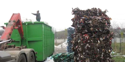 Pentru un transport la fabrica din Buzău trebuie adunate 10 tone de peturi din plastic