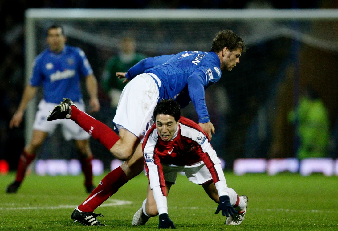 
    Nasri (Arsenal), înghesut bine de Hreidarsson (Portsmouth)  