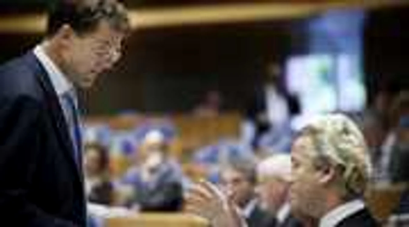 Premierul Mark Rutte discută cu Geert Wilders, colegul său din coaliţia de guvernare. 