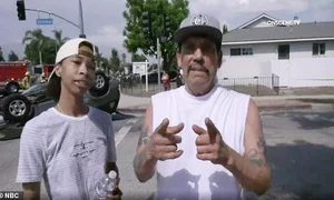 Danny Trejo a fost ajutat de Monica Jackson să elibereze făptura jpeg