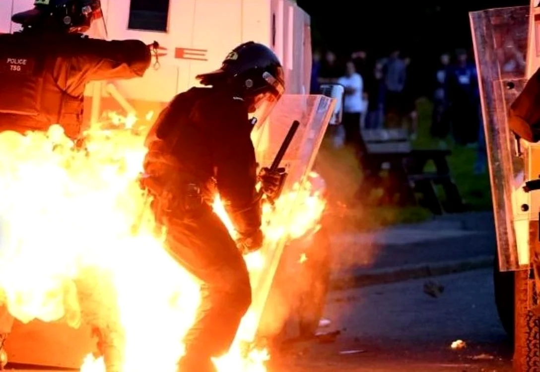Poliţist arzând, la protestele violente din Irlanda de Nord. FOTO: captură video