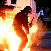 politist in flacari protest irlanda de nord captura video jpg