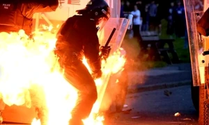 politist in flacari protest irlanda de nord captura video jpg
