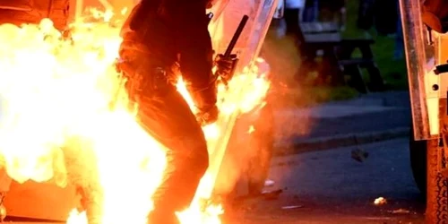 politist in flacari protest irlanda de nord captura video jpg
