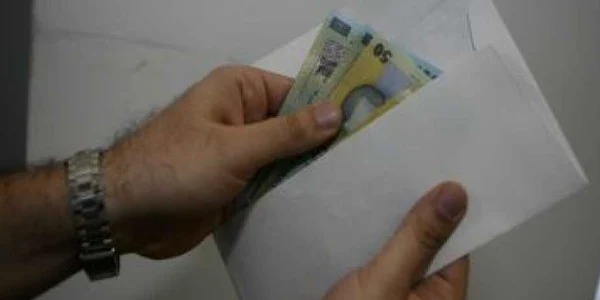 Poliţistă de la Crima Organizată prinsă cu 10.000 de dolari