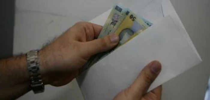 Poliţistă de la Crima Organizată prinsă cu 10.000 de dolari