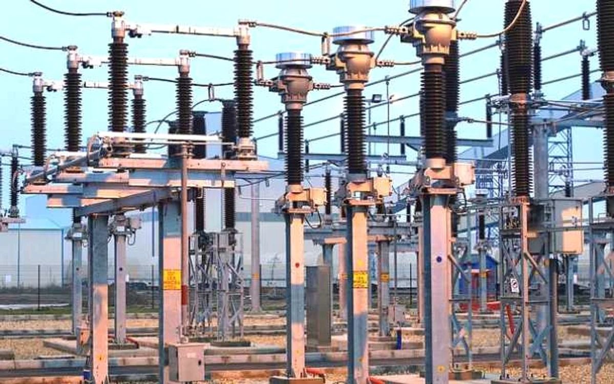 Revizii şi modernizări la reţeaua de distribuţie FOTO Enel