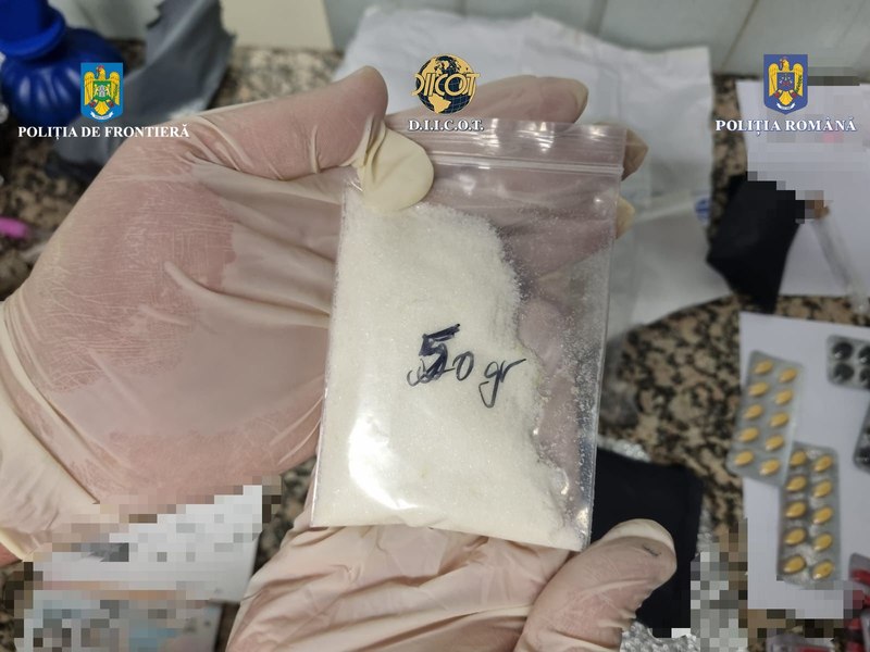 Droguri în bagajul de cală: Bărbat reţinut după ce a adus droguri cu avionul din Marea Britanie