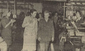 Nicolae Ceaușescu la Fabrica de tricotaje  Foto Scinteia 1982 jpg