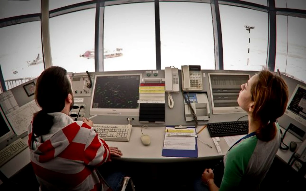 
    Controlorii de trafic aerian vor să facă grevă generală din 1 septembrie, pe termen nelimitat  