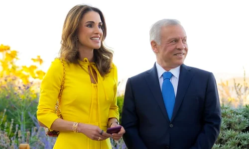 Regina Rania în galben, alături de soțul ei, Regele Iordaniei, Instagram png