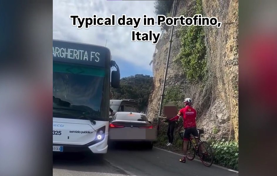 BMW blocat într-o curbă strâmtă din Portofino. Momentul a devenit viral pe internet
