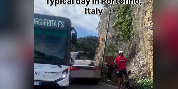 BMW blocat pe o strada din Portofino FOTO captura video jpg