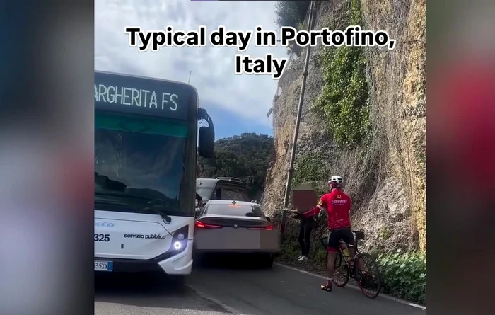 Un BMW rămâne blocat pe un drum îngust în Portofino FOTO: Captură video