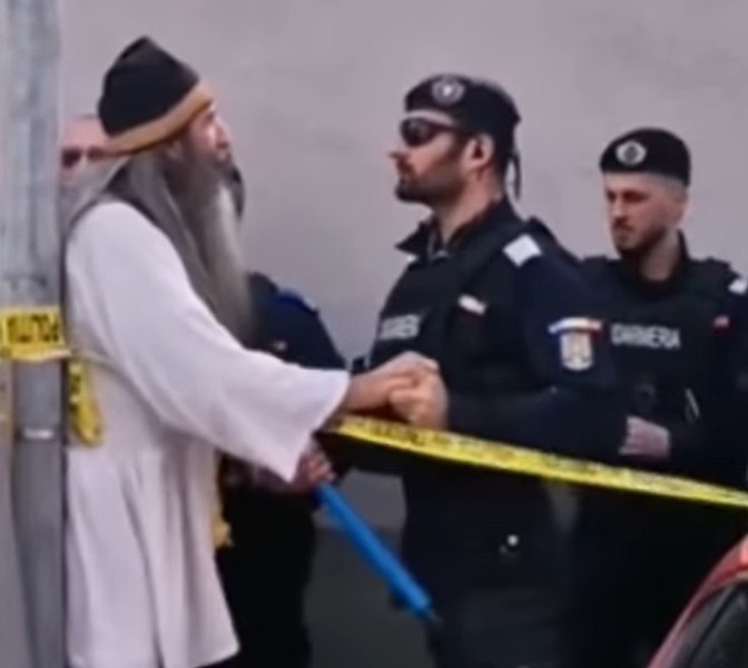 Stegarul dac a atacat un jandarm, în timp ce încerca să pătrundă în curtea Arestului Central. Cercetat pentru ultraj