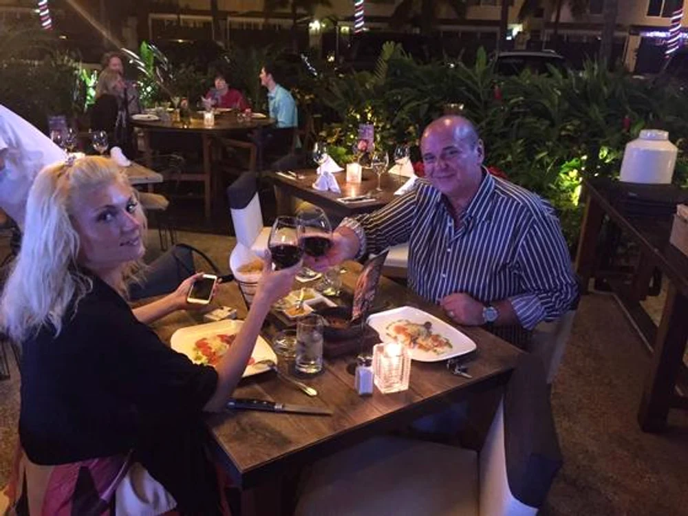 Oana Iordache şi Nick Rădoi, într-un resturant din Mexic