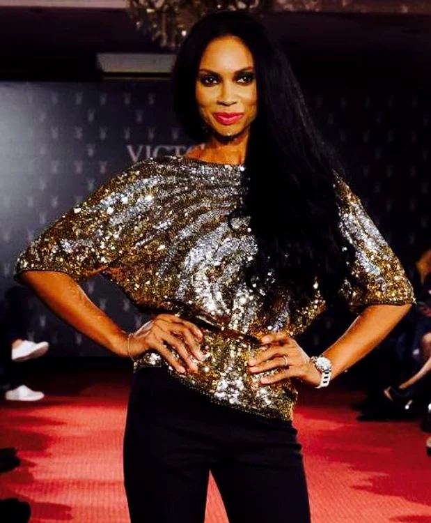 
    Sânii mulatrei nu au încăput în corsetul rochieiFoto Click de la Prima Tv  