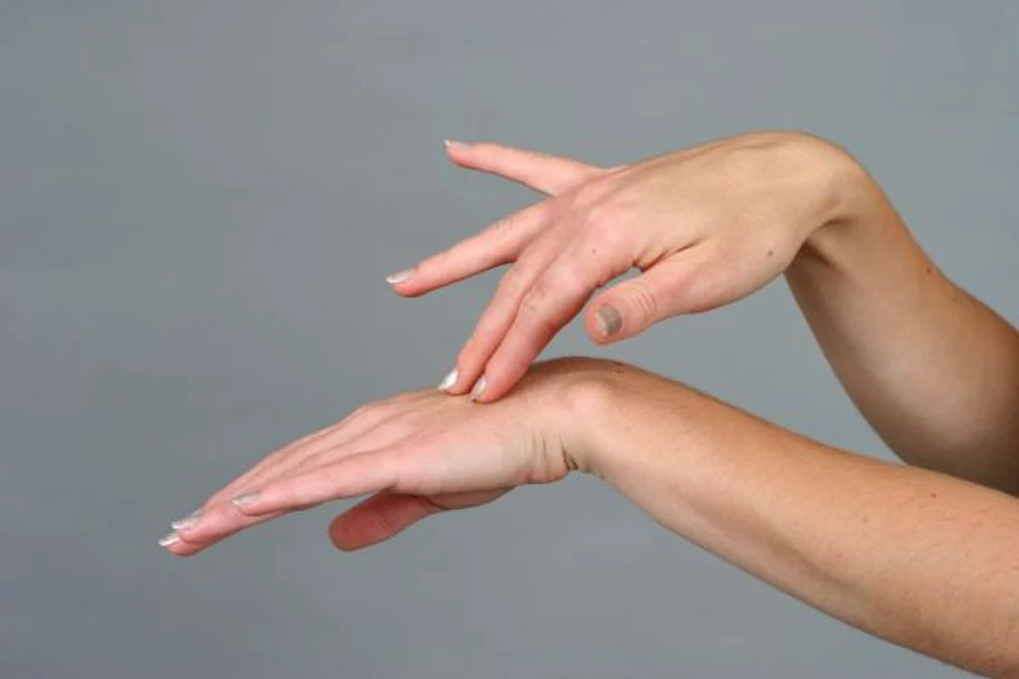 
    O cauză a amorțelii poate fi sindromul de tunel carpian, care produce amețeli, furnicături și mici dureri la nivelul degetelor și palmei.www.clicksanatate.ro  